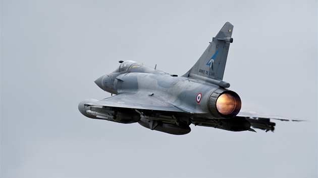 Stíhaka Mirage vzlétá z vojenské základny v Dijonu do akce v Libyi (19. bezna 2011)
