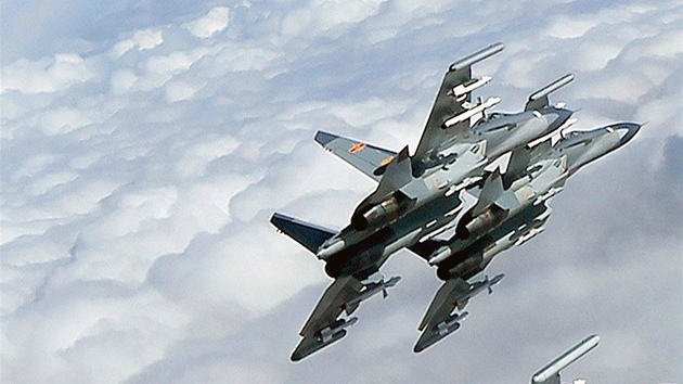 ínské stíhací letouny J-11b pelétávají nad Tibetem. (4. bezna 2011)