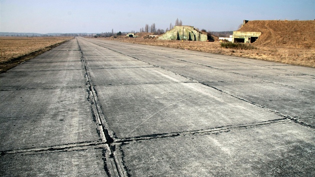 Pistávací plocha a hangáry na bývalém vojenském letiti v Boím Daru.