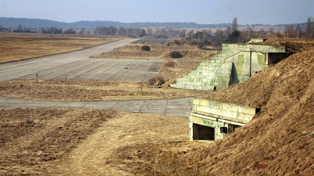 Přistávací plocha a hangáry na bývalém vojenském letišti v Božím Daru.