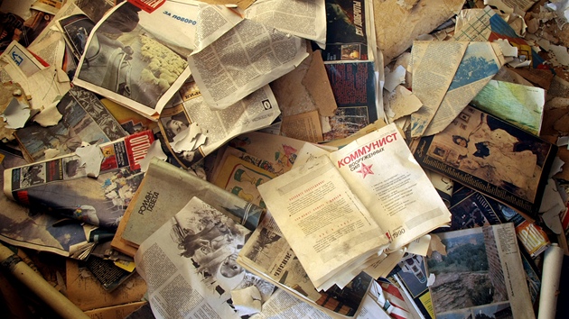 Ve vybydlených panelácích se tém�� v�ude válejí staré ruské knihy, noviny a...