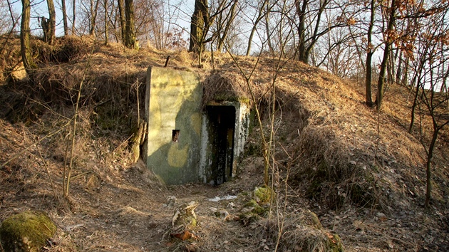 Jeden ze vchodů do starého bunkru v blízkosti vojenského letiště Boží Dar u...