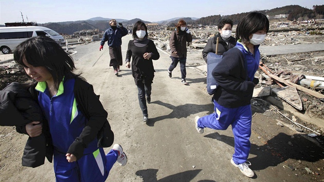 Obyvatelé japonského Minamisanrikua se spchají schovat na vyvýené místo poté, co bylo vyhláeno nebezpeí dalích vln tsunami. (14. bezna 2011)