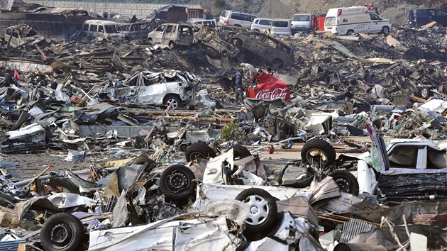 Vraky aut a trosky dom zniených vlnou tsunami v japonském mst Otsuio. (13. bezna 2011)