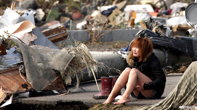 ena pláe uprosted trosek zdevastovaného Natori. (14. bezna 2011)