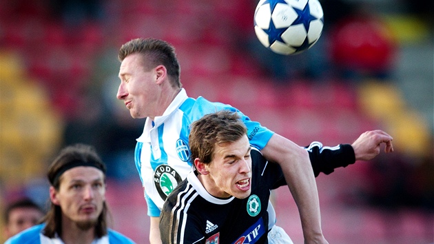 P�íbramský fotbalista Mat�j �tochl (v �erném) p�i hlavi�kovém souboji s mladoboleslavským Václavem Kalinou. (26. února 2011)