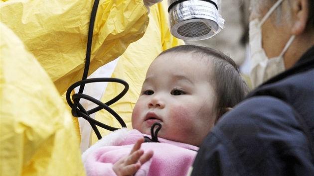 Léka kontroluje úrove radiace u malého dítte ve mst Nihonmatsu nedaleko Fukuimy. (15. bezna 2011)