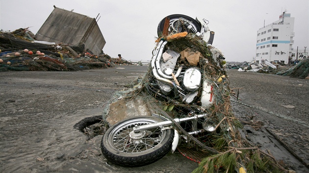 Následky ničivé vlny tsunami ve městě Soma. (15. března 2011)