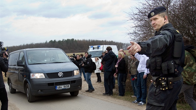 Údajná jáma, kde se mlo najít tlo devítileté dívky. Nakonec vylo najevo, e pro veejnost jde o falenou stopu. Nyní policie piznala, e jámu vykopali detektivové.