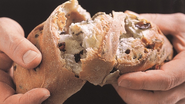 Chléb s pancettou a olivami