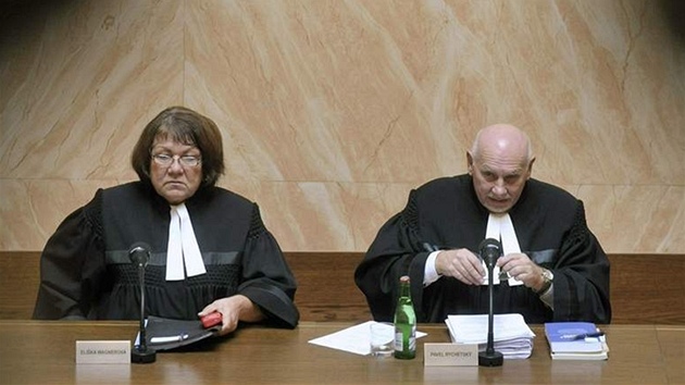 Pedseda stavnho soudu Pavel Rychetsk a soudkyn Elika Wagnerov na veejnm zasedn stavnho soudu (27. jna 2009)