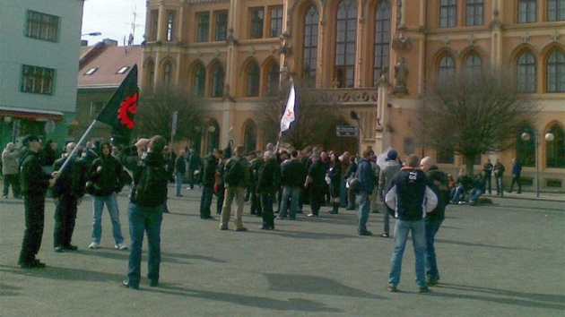 Písluníci dlnické strany na námstí v Novém Bydov (12. bezna 2011)