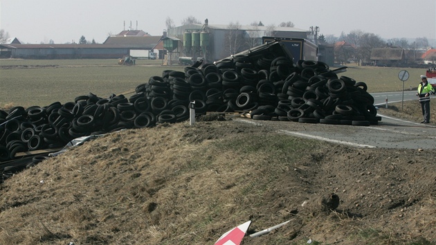 Pevrácený kamion zalehl silnici, vezl pneumatiky. (Ilustraní foto)