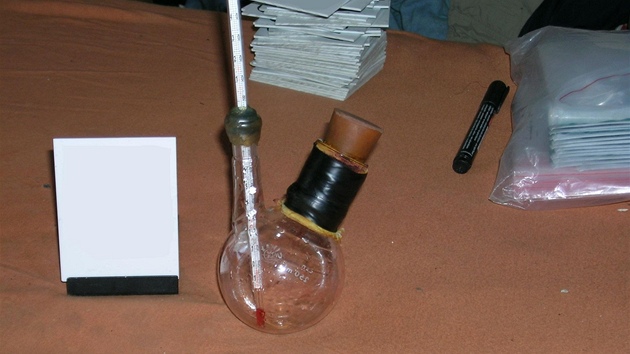 V�ci z objevené varny drog na ulici Bo�eny N�mcové v Prost�jov�.