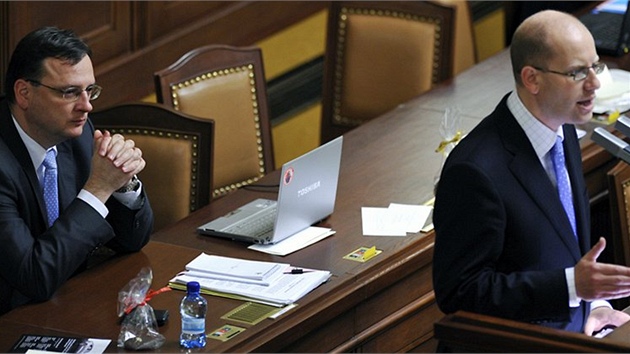 Premiér Petr Neas naslouchá vystoupení éfa SSD Bohuslava Sobotky ve Snmovn (21. prosince 2010)