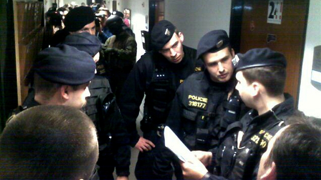 Do budovy T vtrhli ozbrojenci vojenské policie (11. bezna 2011)