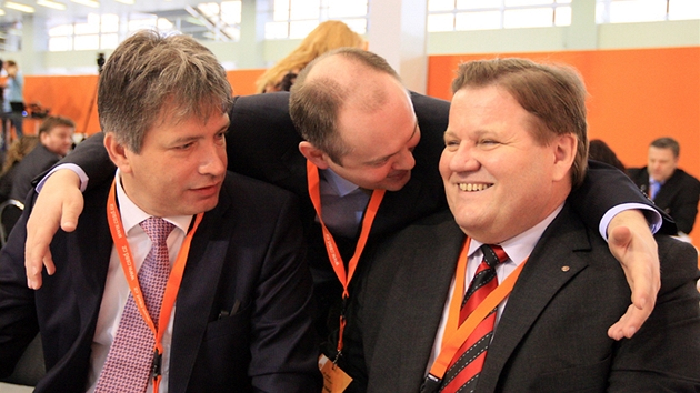 Sjezd �SSD v Brn� - (zleva) brn�nský primátor Roman Onderka, jihomoravský hejtman a kandidát na p�edsedu �SSD Michal Ha�ek a Zden�k �kromach (18. b�ezna 2011)