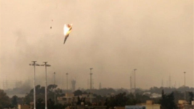 Padající MiG-23. Vzhledem na kvalitu zábru se nedá identifikovat, zda jde o stíhací verzi nebo stíhací-bombardovací verzi. Nad letounem je vidt pilot tsn po katapultái