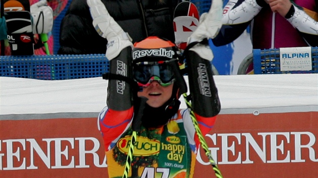 ZATLESKÁM SI. Kateina Paulathová v cíli obího slalomu SVtového poháru ve pindlerov Mlýnu.