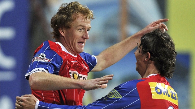 POCEM TY KLUKU! Brn�nský kapitán Richard Dostálek (vlevo) se raduje se spoluhrá�em Josefem Hamouzem z gólu Olomouci.