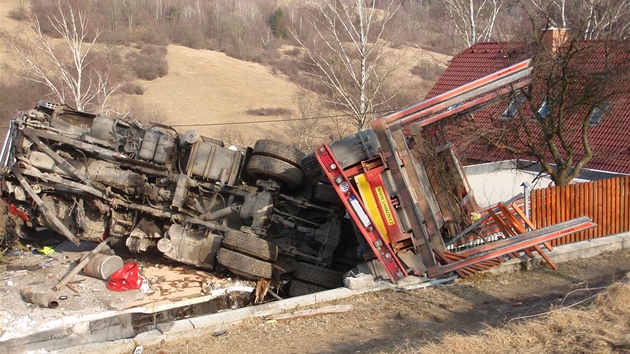 Nehoda nákladní soupravy u Pulína.