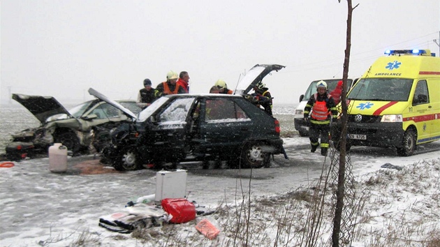 Nehoda dvou osobních aut u Holeova.
