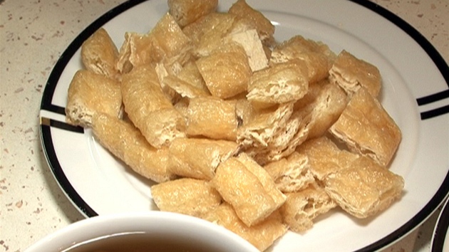 Smaené tofu pokrájené na kostiky.