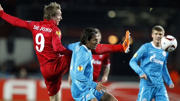 Luuk de Jong z Twente Enshede (vlevo) v souboji s petrohradským Bruno Alvésem v utkání Evropské ligy.  
