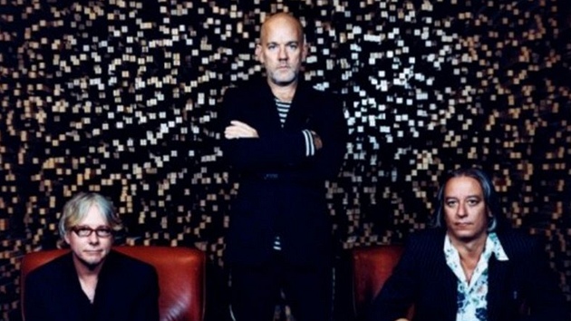 Trojice Michael Stipe, kytarista Peter Buck a basista Mike Mills koní se spolených vystupováním pod hlavikou R.E.M.