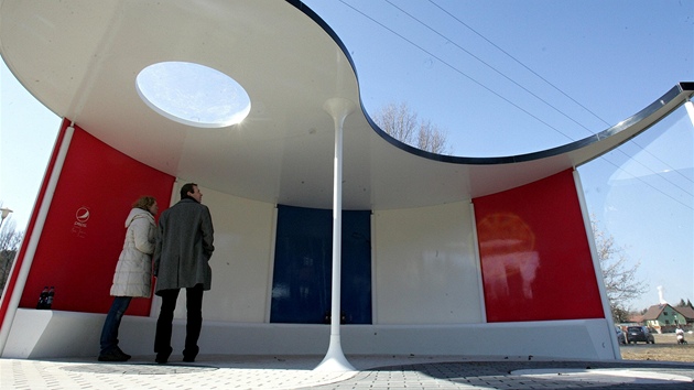 Zastávka mostecké MHD, kterou navrhl student architektury Marek Je�men.