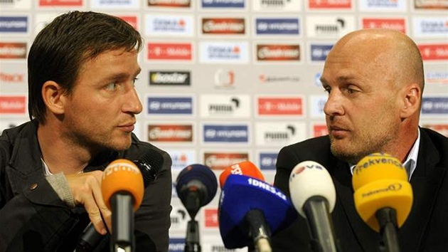 KUDY Z BÍDY? Trenér fotbalist Michal Bílek (vpravo) a manaer reprezentace