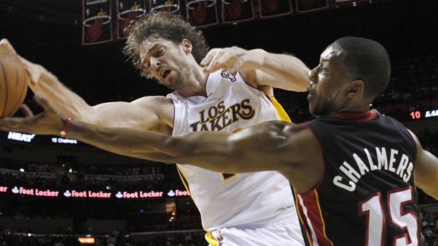 Pau Gasol z Los Angeles Lakers v souboji s Mariem Chalmersem z Miami. 