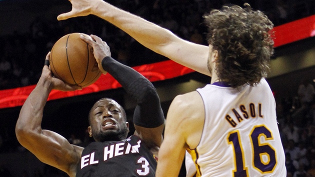 Dwyane Wade z Miami pi stelb, brání ho Pau Gasol z Los Angeles Lakers.