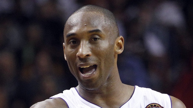 Kobe Bryant z Los Angeles Lakers se zlobí na rozhodí. 