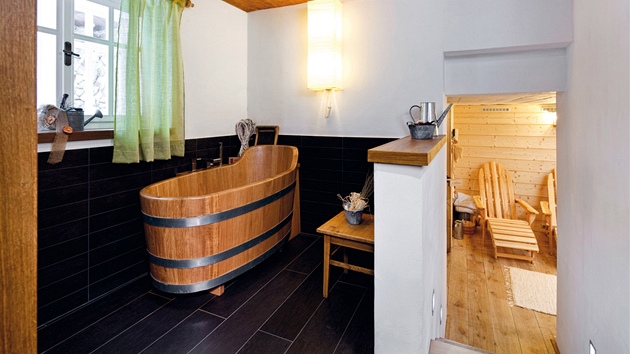 Inspirací ke kádi u sauny byly staré dubové vany v lázních Jeseník.