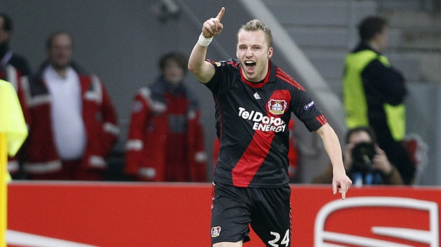 Michal Kadlec z Leverkusenu se raduje z gólu