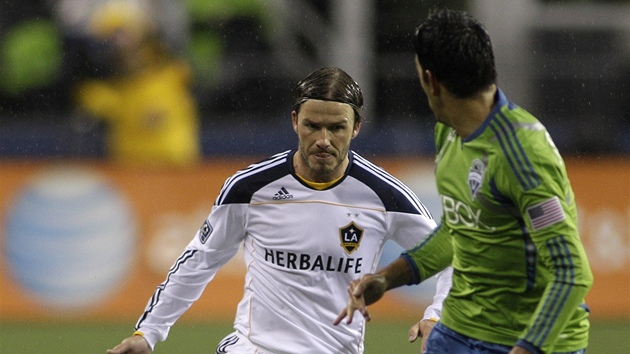 David Beckham (vlevo) z Los Angeles se snaží obejít Lea Gonzaleze ze Seattlu