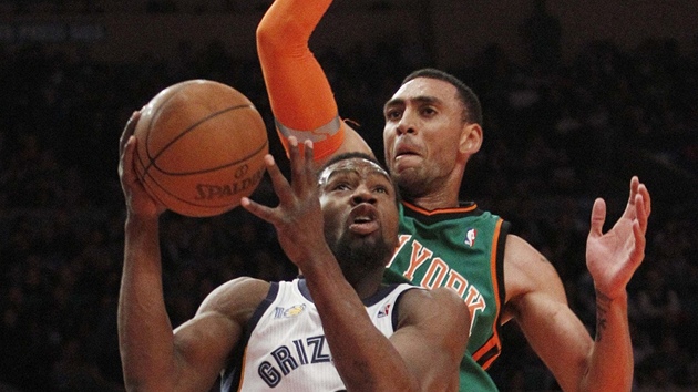 Tony Allen z Memphisu úto�í p�es bránícího Jareda Jeffriese z New Yorku.