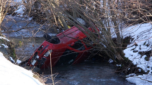 Auto skon�ilo po nehod� p�evrácené v koryt� �eky.