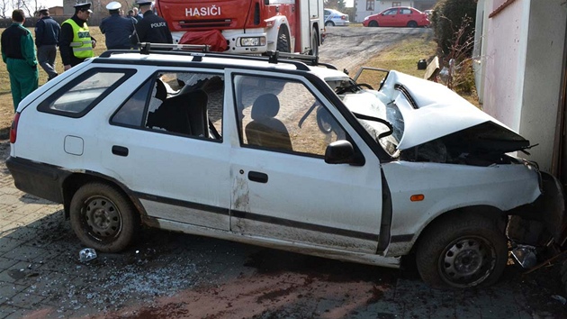 Po nárazu do gará�e zem�el v Krásném Údolí t�ia�edesátiletý �idi� �kody Felicia. 