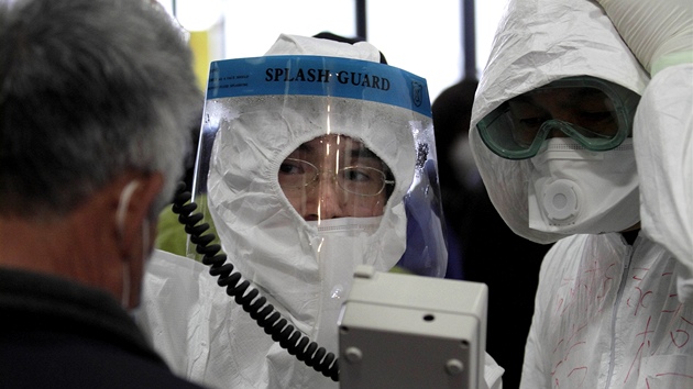 Technici kontrolují u Japonc míru radiace, kterou byli zasaeni