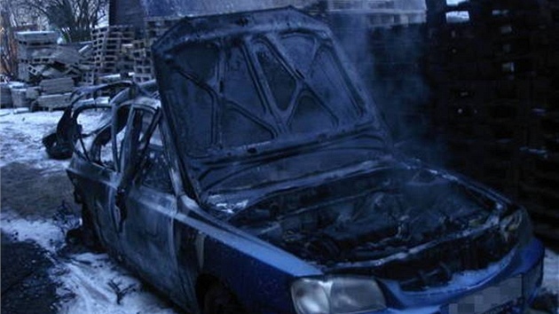Výbuch ticetikilové plynové bomby zcela zniil v umperku auto, jeho majitel skonil s popáleninami v nemocnici.
