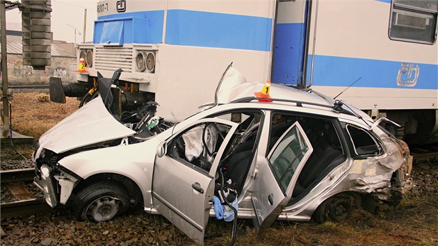 Nehoda, pi které v Prostjov vlak srazil na pejezdu se svtelnou výstrahou auto. idi po pevozu do nemocnice zemel.