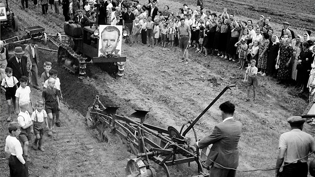 Rozorávání mezí se v roce 1950 se v Obíství na Mlnicku agitan slavilo. ást zemdlc dávala své pozemky JZD dobrovoln, ostatní k tomu byli donuceni.