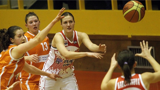 Tereza Vorlová a Denisa Harapesová (zleva, na fotografii v dresu V� Praha) pomáhají V�E v 1. lize.