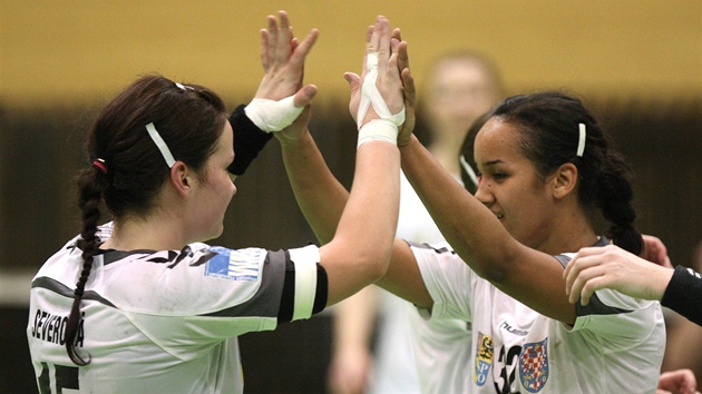 Olomoucké Lucie Severová (vlevo) a Anna Gebre Salassie se radují po vítzném zápase.