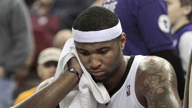 DeMarcus Cousins ze Sacramenta Kings tce zpracovává prohru.