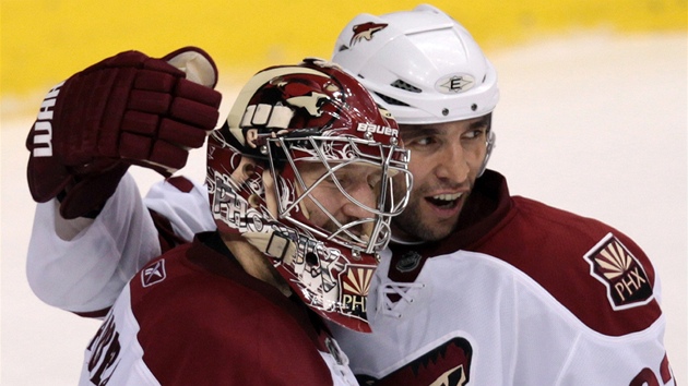 Michal Rozsíval slaví se svým brankáem Jasonem LaBarberou výhru Phoenixu Coyotes.