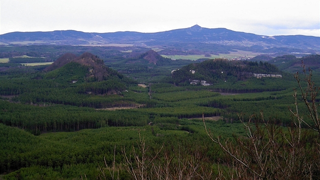 Výhled z Velkého Jeleního vrchu na Jetd a trojici Dvín, Ostrý, Schachtstein (vlevo)