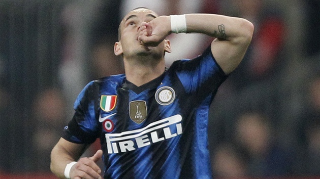 NEVZDÁME SE. Sneijder z Interu Milán oslavuje svou trefu proti Bayernu.